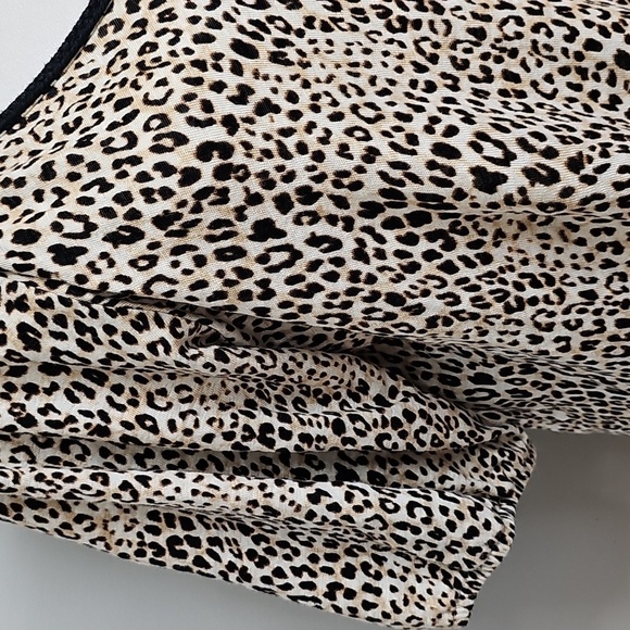 Chico's Black and Tan Leopard Print V Neck Knit Blouse Size Medium - Picture 4 of 10